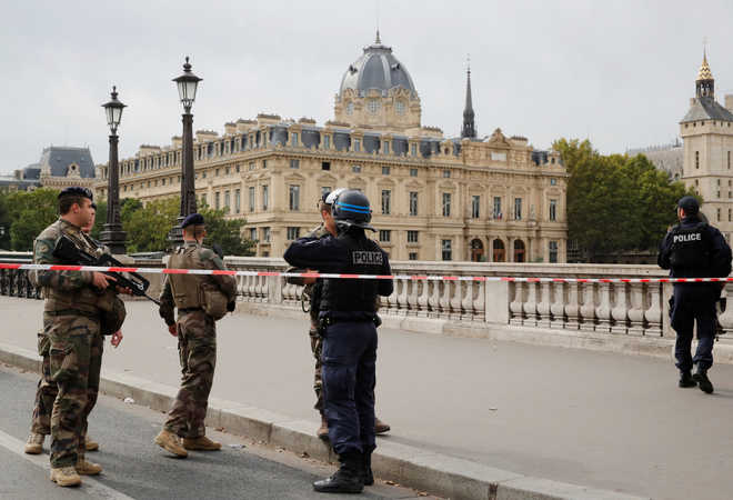 03 police officers killed paris