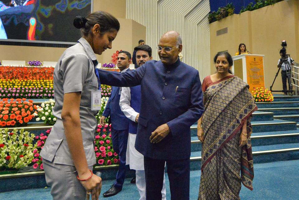 29 kovind with woman police constatble
